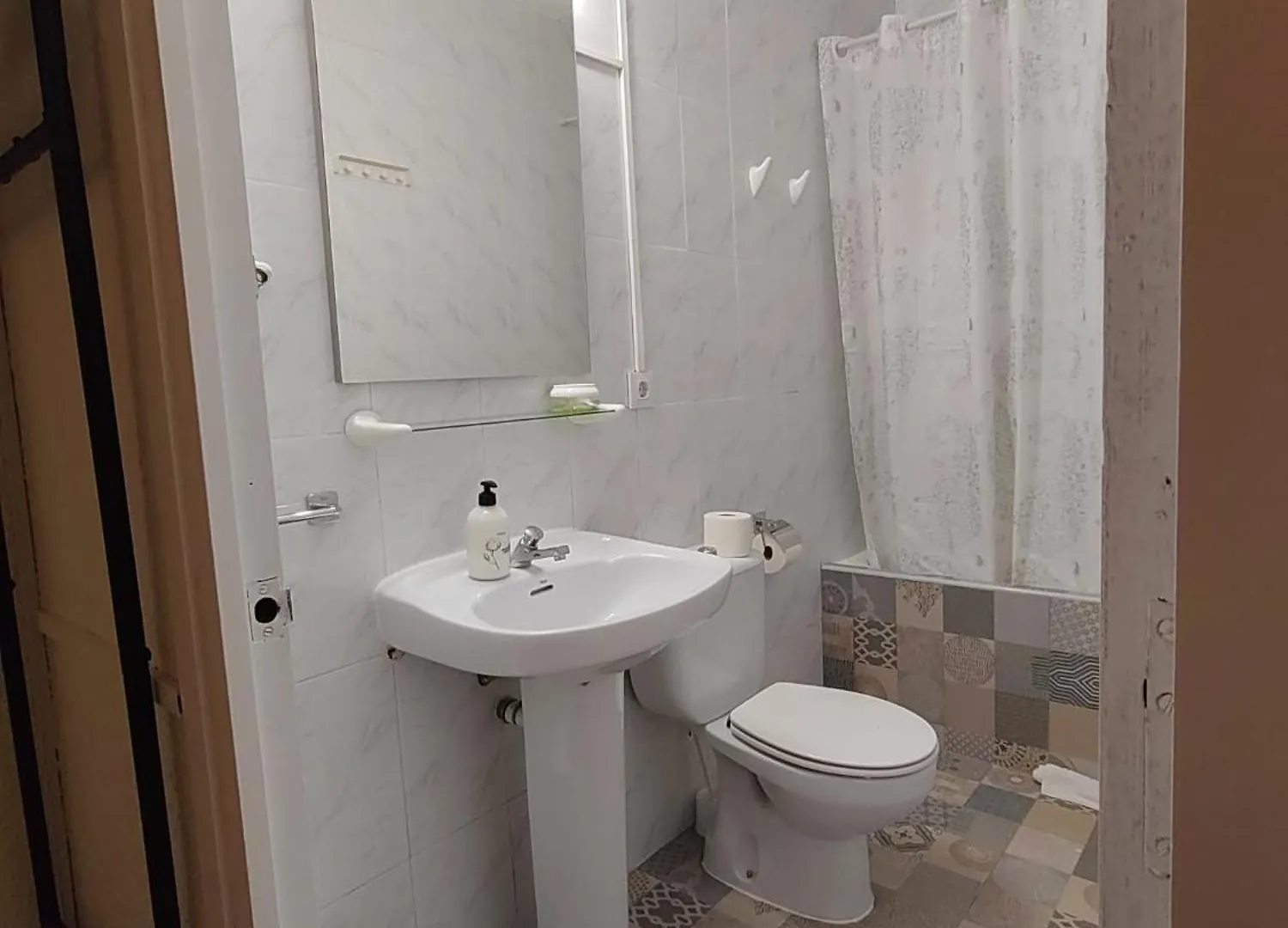 Konukevi Hostal Dragonflybcn Barselona
