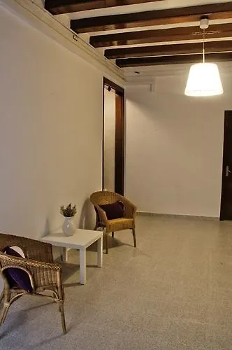 Hostal Dragonflybcn Barselona Konukevi