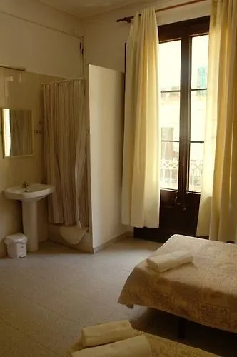 Konukevi Hostal Dragonflybcn Barselona