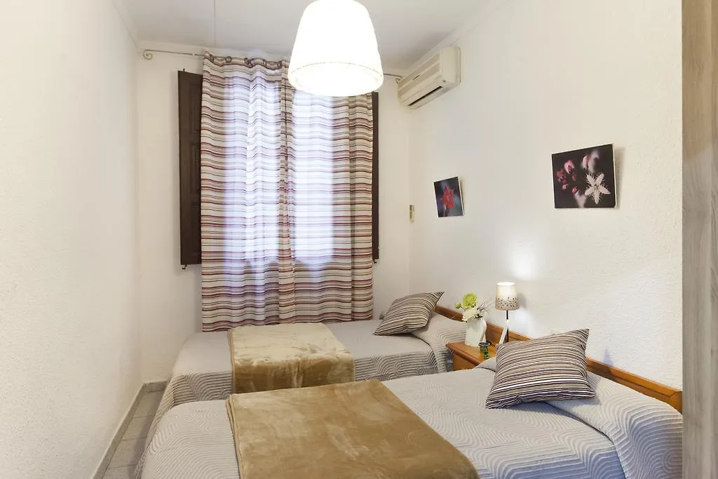Hostal Dragonflybcn Barselona Konukevi